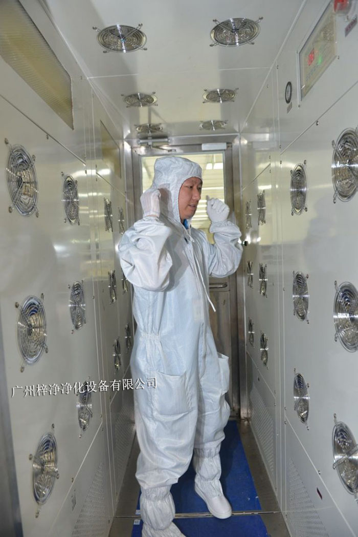 進入風(fēng)淋室前正確穿戴規(guī)范